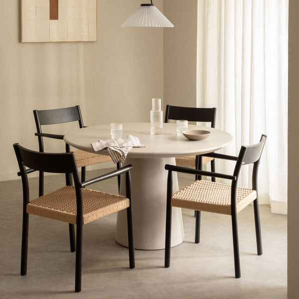 Set of round cement table (Ø120 cm) Noemi and 4 dining chairs in oak wood and braided rope Mara